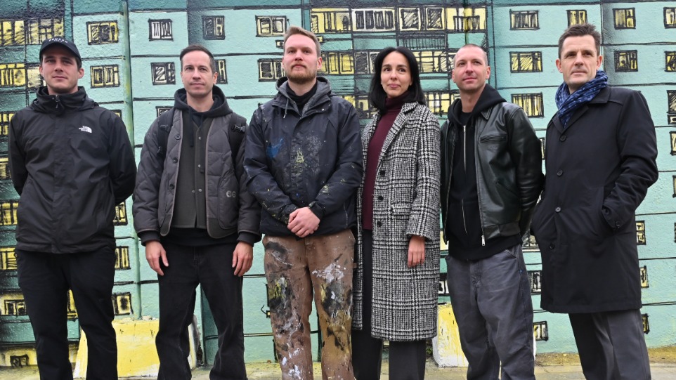 Первый зампредседателя Москомархитектуры, главный архитектор столицы Сергей Кузнецов, куратор выставки Алексей Партола, сооснователь ЦСИ Винзавод Софья Троценко, художники Никита Dusto, Андрей Ando, Shozy открыли новый сезон проекта «НЕТСТЕН»