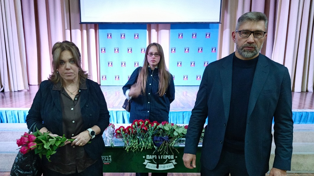 Семья Милютины: мать Александра, сестра Диана и отец Павел на открытии Парты Героя, участника специальной военной операции Григория Милютина в школе № 1944