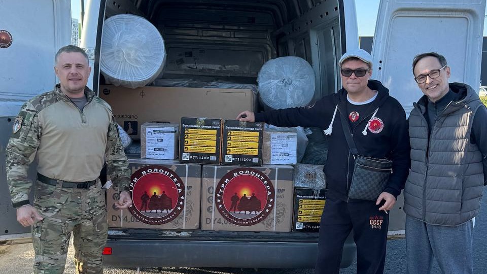 Волонтеры Максим Лобжанидзе, Сергей Горохов и Иван Красавин отвозят гумпомощь на курское направление