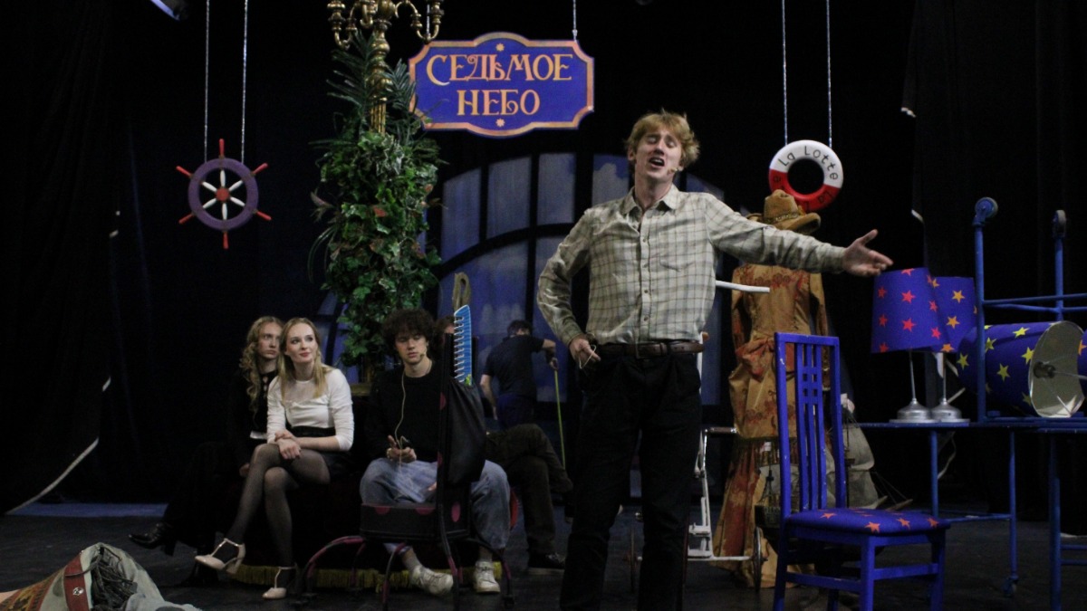 Студент, а ныне выпускник Театрального института им. Бориса Щукина Иван Есин на музыкальном спектакле-посвящении «Виват, Дунаевские!»