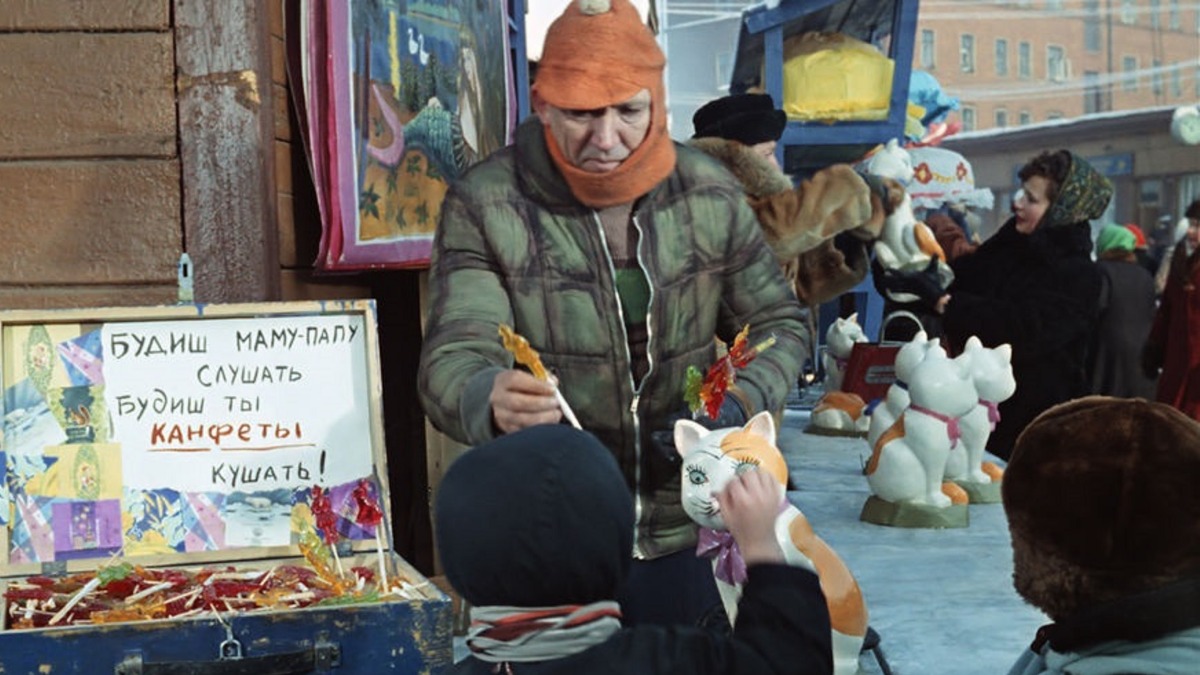 Балбес (Юрий Никулин) торгует леденцами в фильме «Операция «Ы» и другие приключения Шурика» (1965)