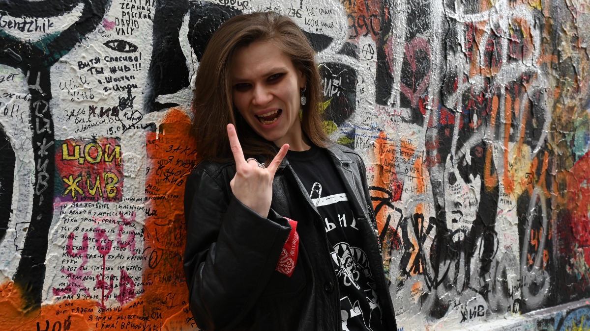 Фанатка группы «Король и Шут» Ирина Михайловская у Стены Цоя. Здесь часто собираются панки столицы