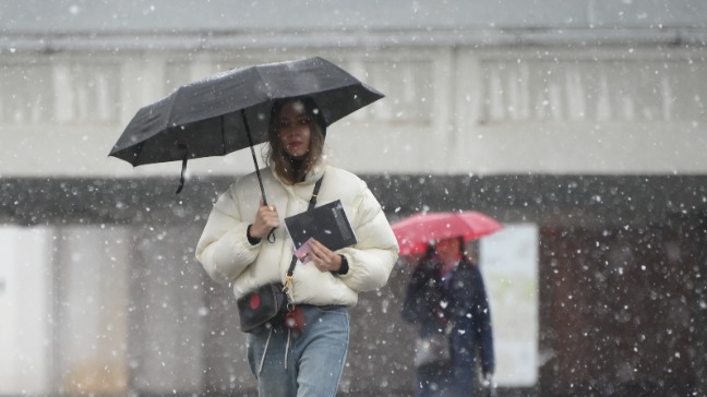 Студентка Влада Петрова попала под дождь с мокрым снегом