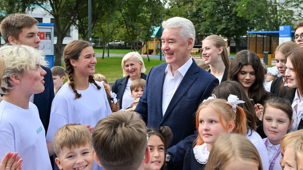 Мэр Москвы Сергей Собянин на открытии после проведенной реконструкции здания школы № 1770 на Нагатинской набережной общается с ее учениками