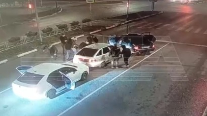 В Самаре толпа избила водителя прямо на дороге