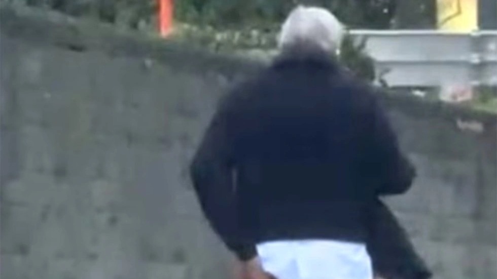 Мэра бельгийского города засняли в нетрезвом виде с мокрыми штанами на улице