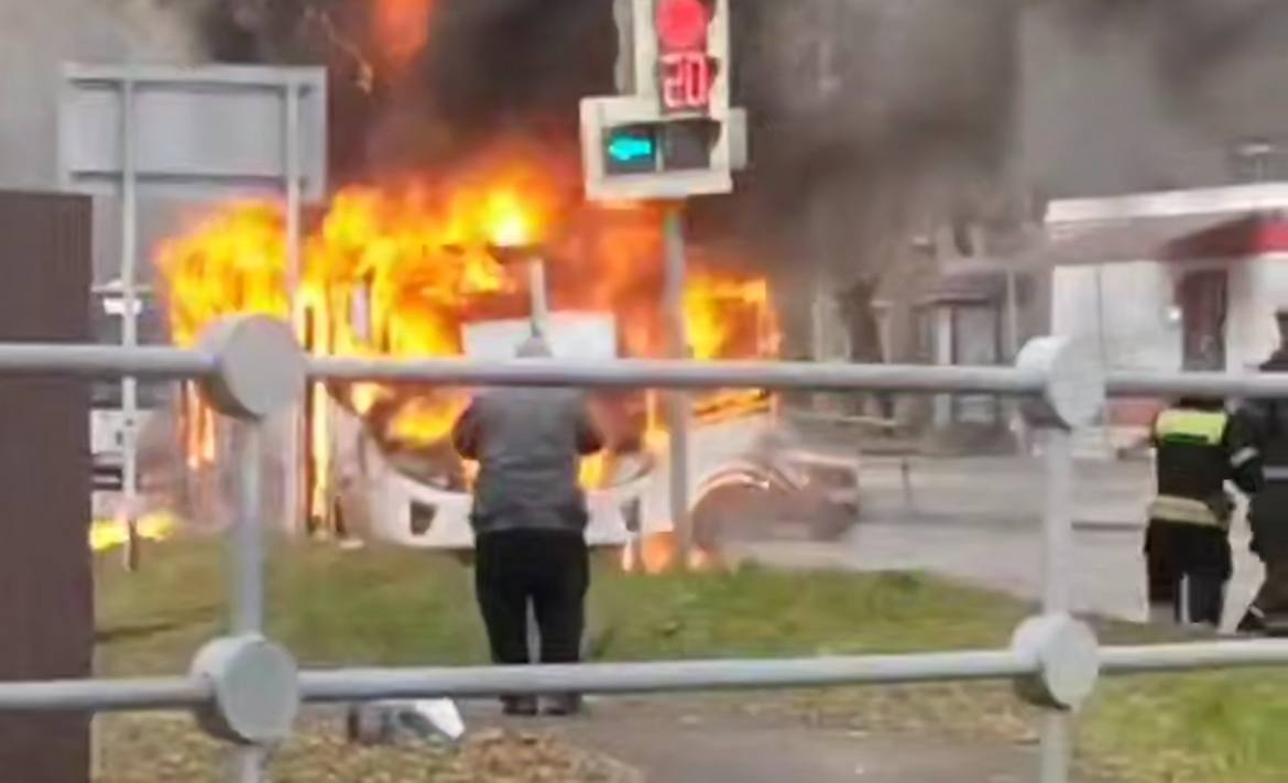 Автобус вспыхнул в подмосковном Серпухове