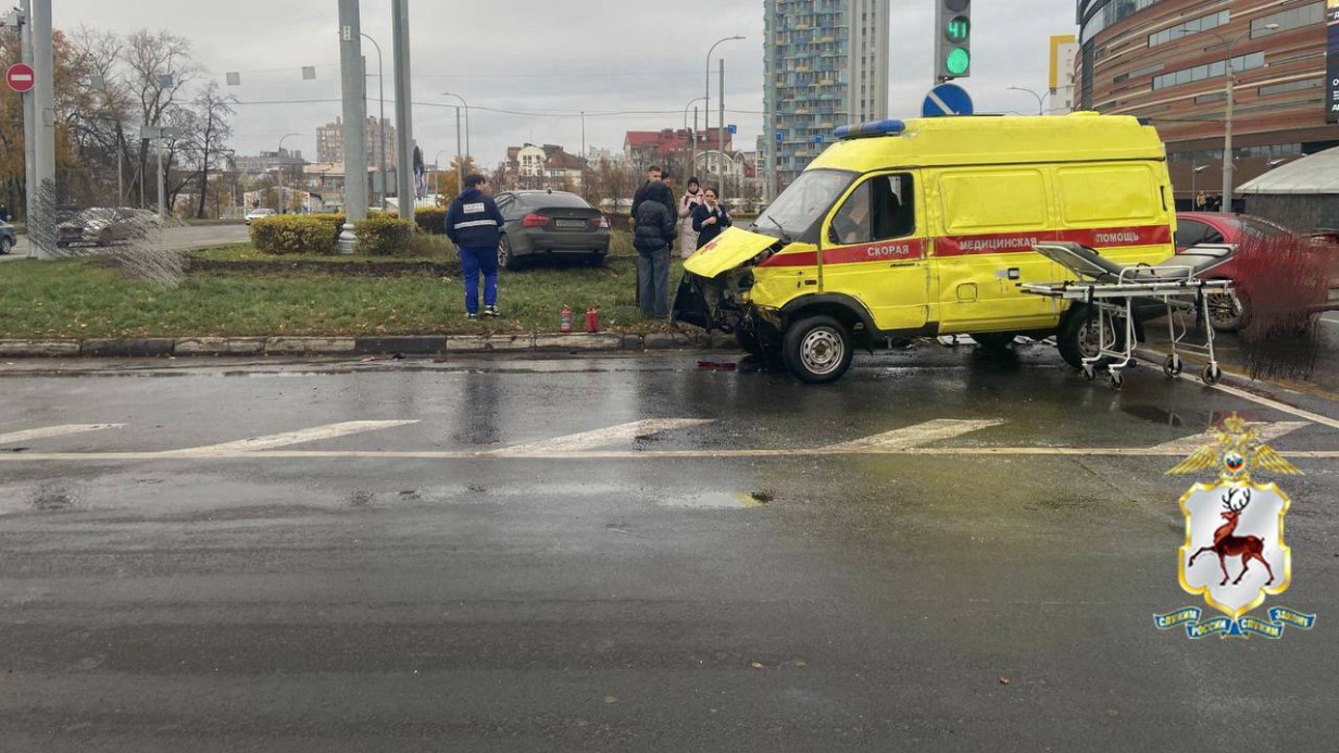 Реанимобиль с врачом внутри опрокинулся в результате ДТП в Нижнем Новгороде