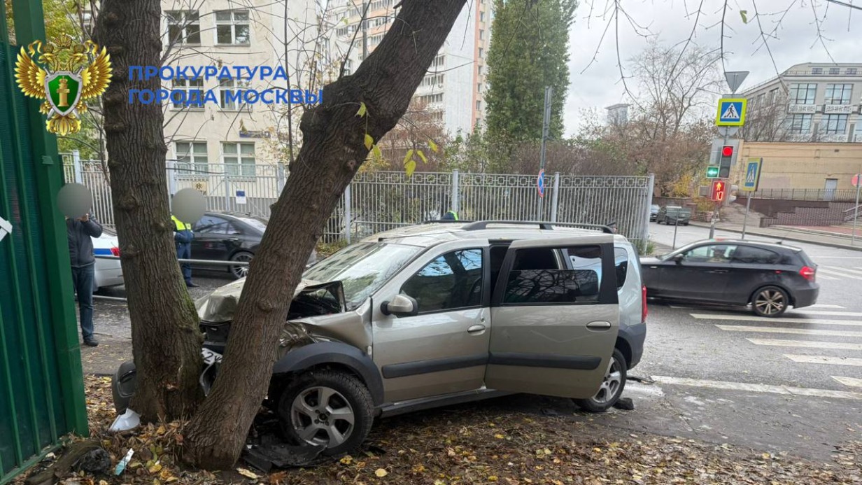 Ребенок за рулем «Лады» устроил ДТП в центре Москвы, пострадали двое детей
