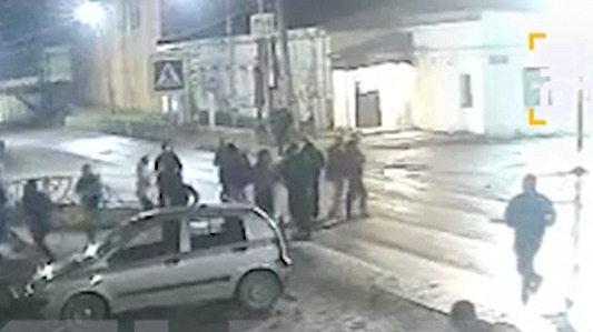 Мужчина с бензопилой набросился на толпу под Екатеринбургом