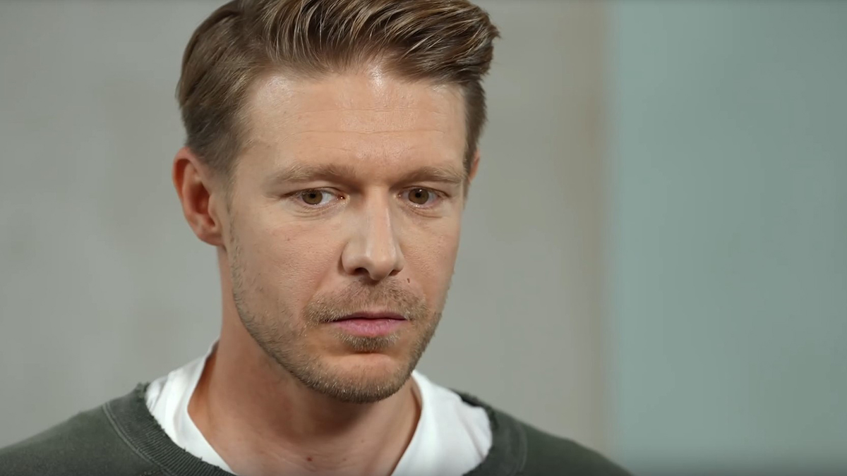 Актер Никита Ефремов заявил, что до сих пор сепарируется от отца и деда