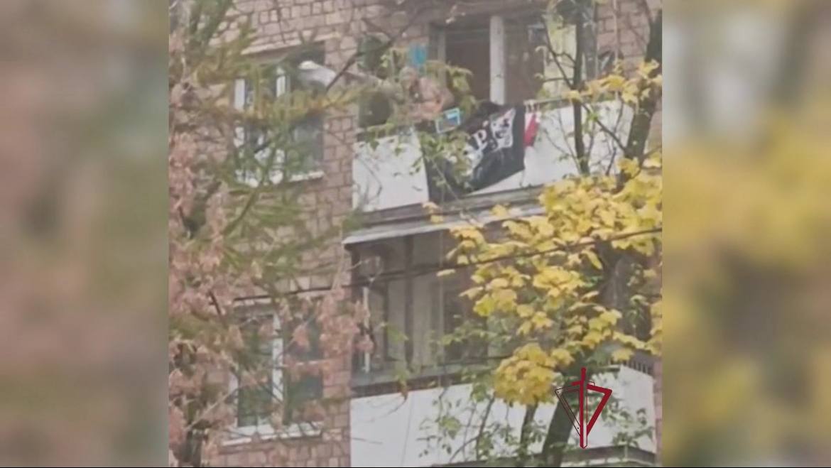 Пьяный мужчина поджигал вещи и выкидывал их из квартиры дома в Москве