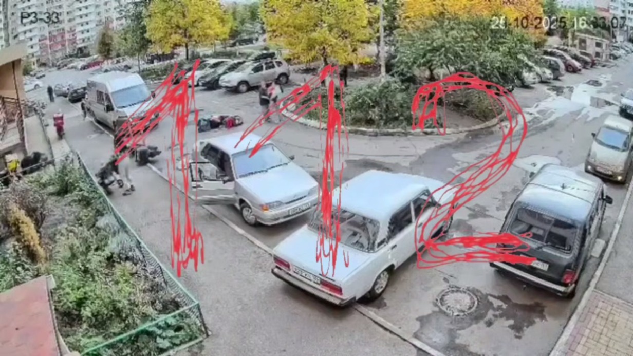 «112»: Мужчина избил курьера, случайно сбившего его дочь во дворе в Краснодаре