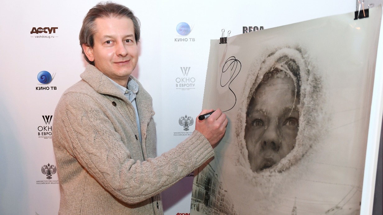 Режиссер Андрей Зайцев подписывает афишу своего фильма «Блокадный дневник» перед показом на XXVIII кинофестивале «Окно в Европу» в Выборге