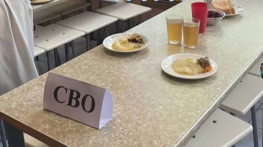 СМИ: В школе города Азова детей на обеде делят табличками «Малоимущие» и «СВО»