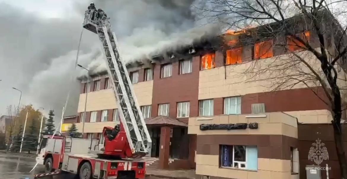 Площадь пожара в здании на Угрешской улице в Москве достигла 150 «квадратов»