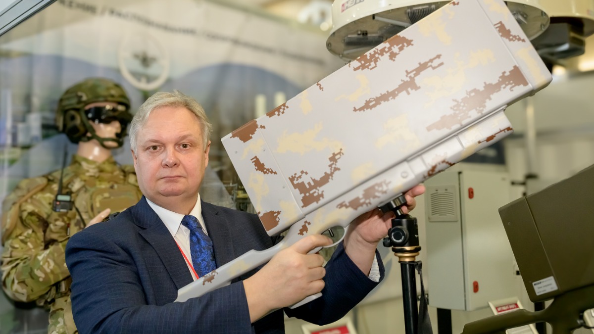 Начальник отдела организации и проведения закупочных процедур частного производственного центра Юрий Драчан показывает новую, полностью отечественную разработку РЭБ: ружье — подавитель БПЛА