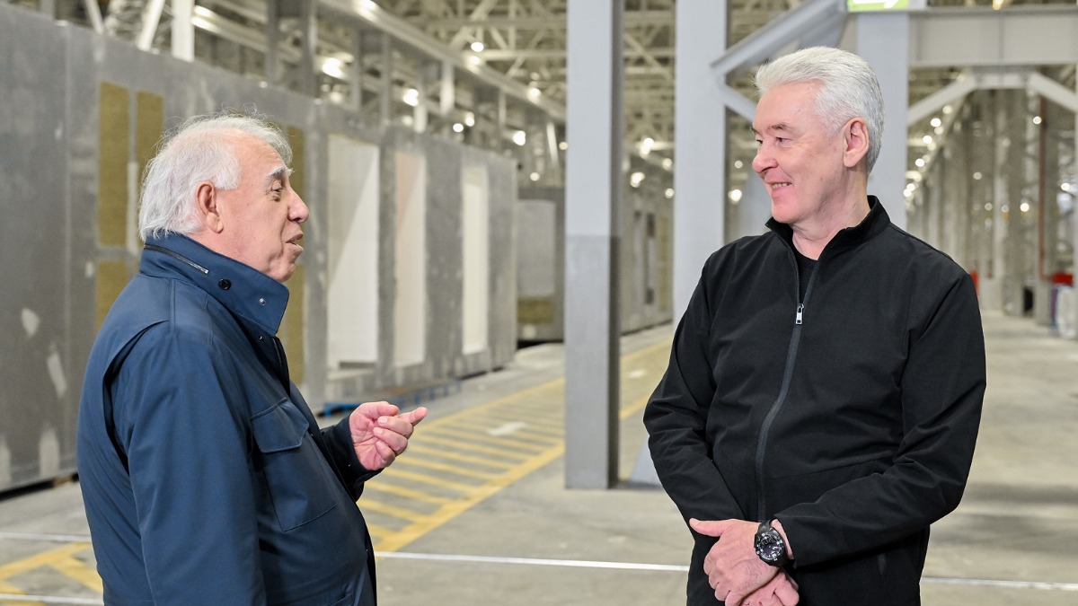 Мэр Москвы Сергей Собянин и гендиректор ГК «МонАрх» Сергей Амбарцумян на открытии роботизированного завода по производству крупногабаритных модулей