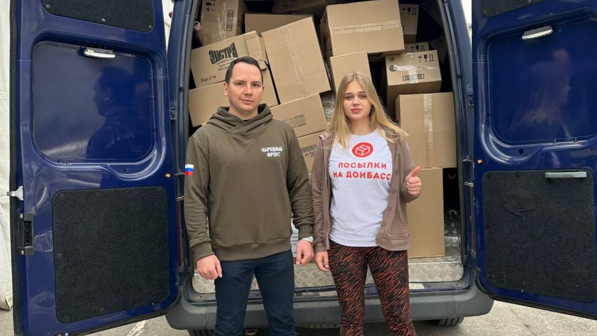 Руководитель Всероссийского волонтерского движения «Посылки на Донбасс» Анна Баранова и член регионального штаба «Народного фронта» в Ростовской области Николай Архипов готовятся к очередной гуманитарной поездке на Донбасс. Активисты передали жителям новых регионов продуктовые наборы