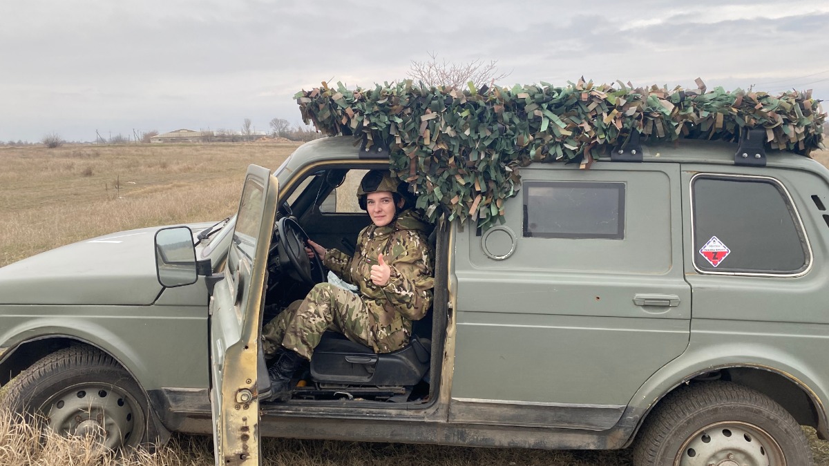 Основательница волонтерского движения «ВМЕСТЕ к ПОБЕДЕ» Надежда Боброва забирает для ремонта автомобиль одного из бойцов спецоперации