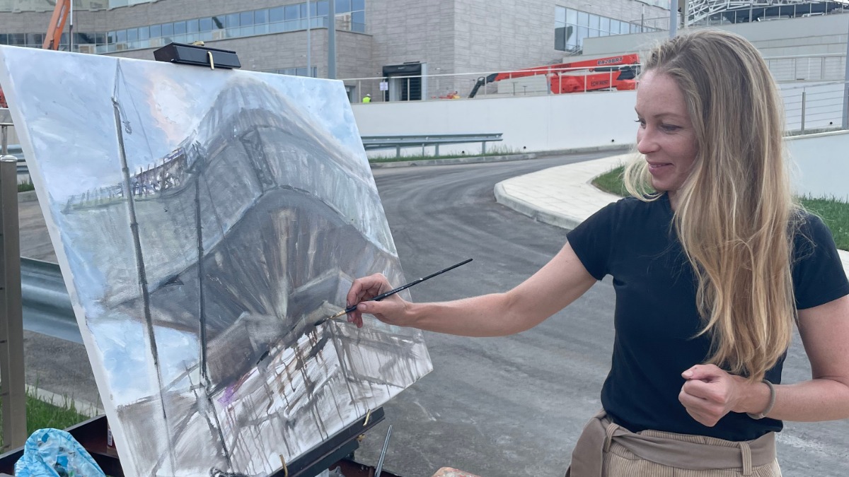 Севастополь, мыс Хрустальный. Художница Дарья Щукина на пленэре «Вдохновленные будущим» изображает строящееся здание Российской галереи искусств