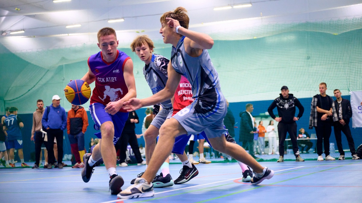 На соревнованиях среди команд столичных колледжей по баскетболу кипели нешуточные страсти