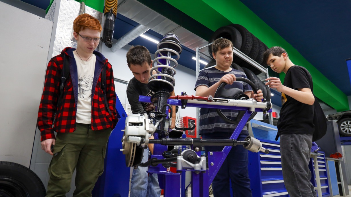 Поиграть с робособакой и настроить умный дом: как проходит фестиваль колледжей Москвы