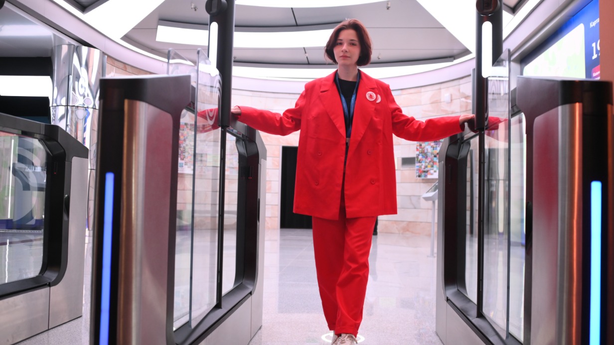 Медиатор площадки на форуме «Москва 2030» Мария Бандур показывает новые турникеты