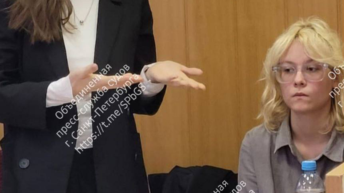 Уличную певицу Логинову вновь арестовали на 13 суток за концерт в Петербурге