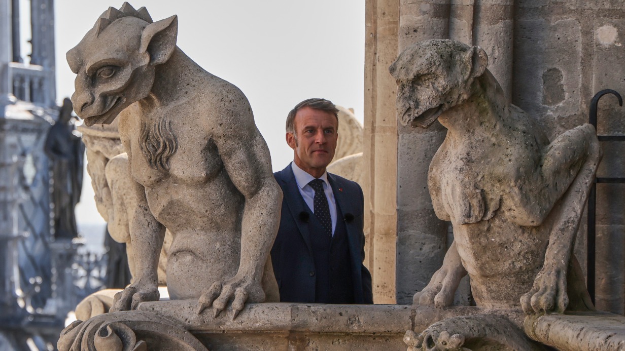 Президент Франции Эмманюэль Макрон принял участие в церемонии открытия башен собора Парижской Богоматери в Париже