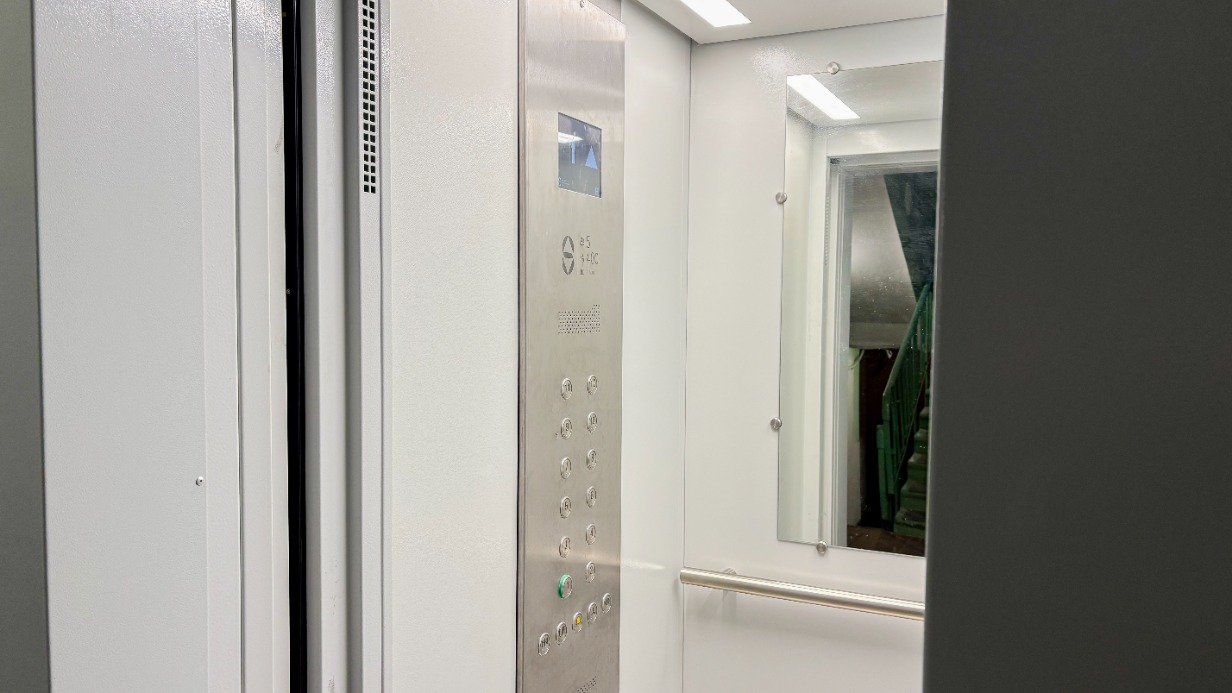 В жилом доме в районе Мещанский в 2025 году завершили замену всего лифтового оборудования с расширением дверных проемов