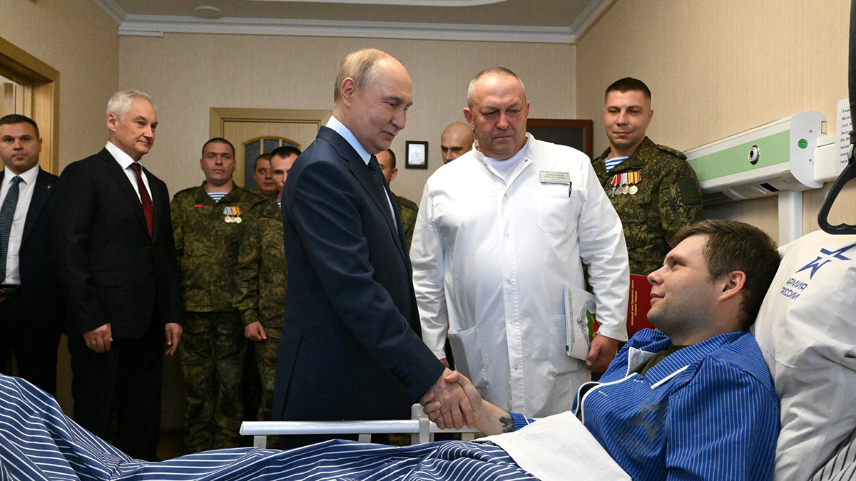 Путин поблагодарил российских военнослужащих за подаренные иконы