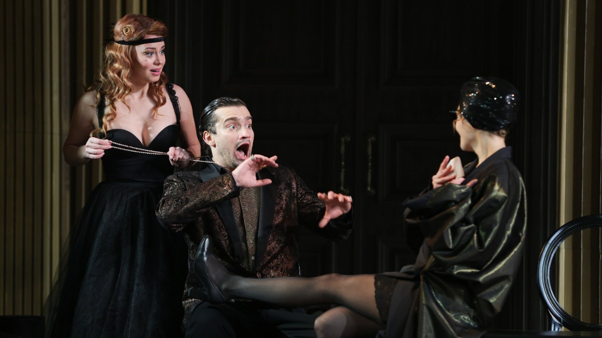 Александра Розовская, Иван Юров и Мария Рыщенкова в спектакле «Игра интересов»