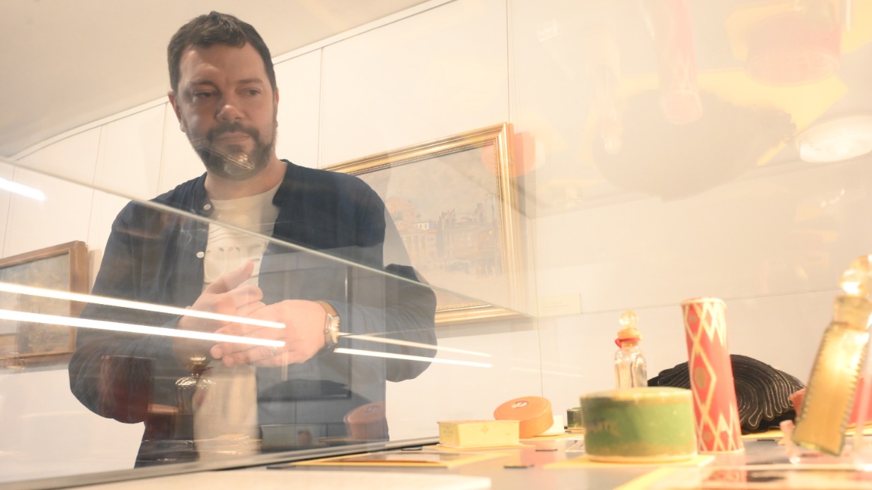 Заместитель директора Государственного музея обороны Москвы по научно-методической работе, куратор выставки «Она любила «Красную Москву»» Алексей Лучкин рассказал о быте советской женщины и роли самого знаменитого парфюма того времени в повседневной жизни