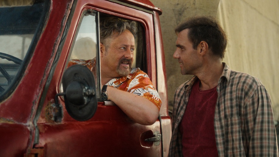 Эдуард Радзюкевич в роли одного из селян и Артем Алексеев в образе паромщика Константиныча