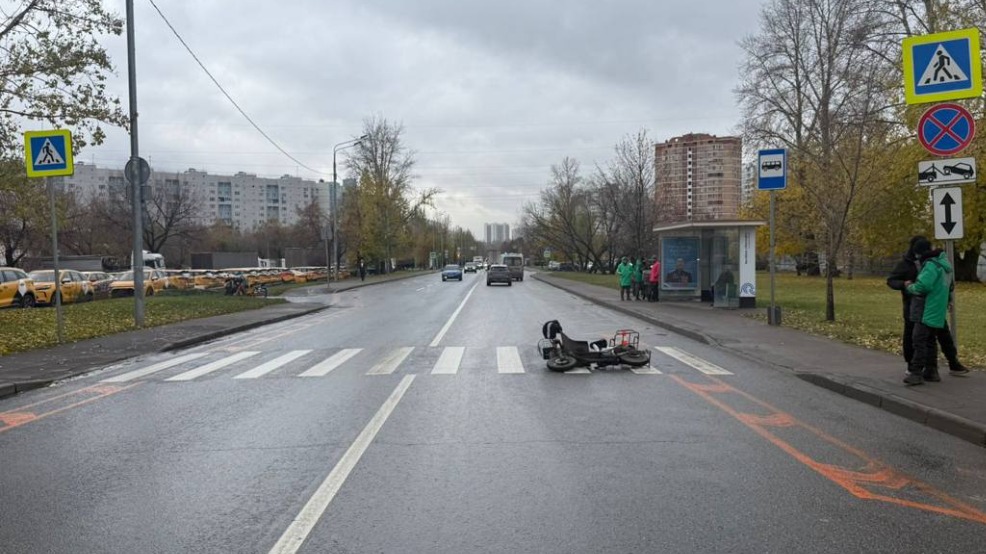 Курьер на электромопеде снес пенсионерку на пешеходном переходе в Москве