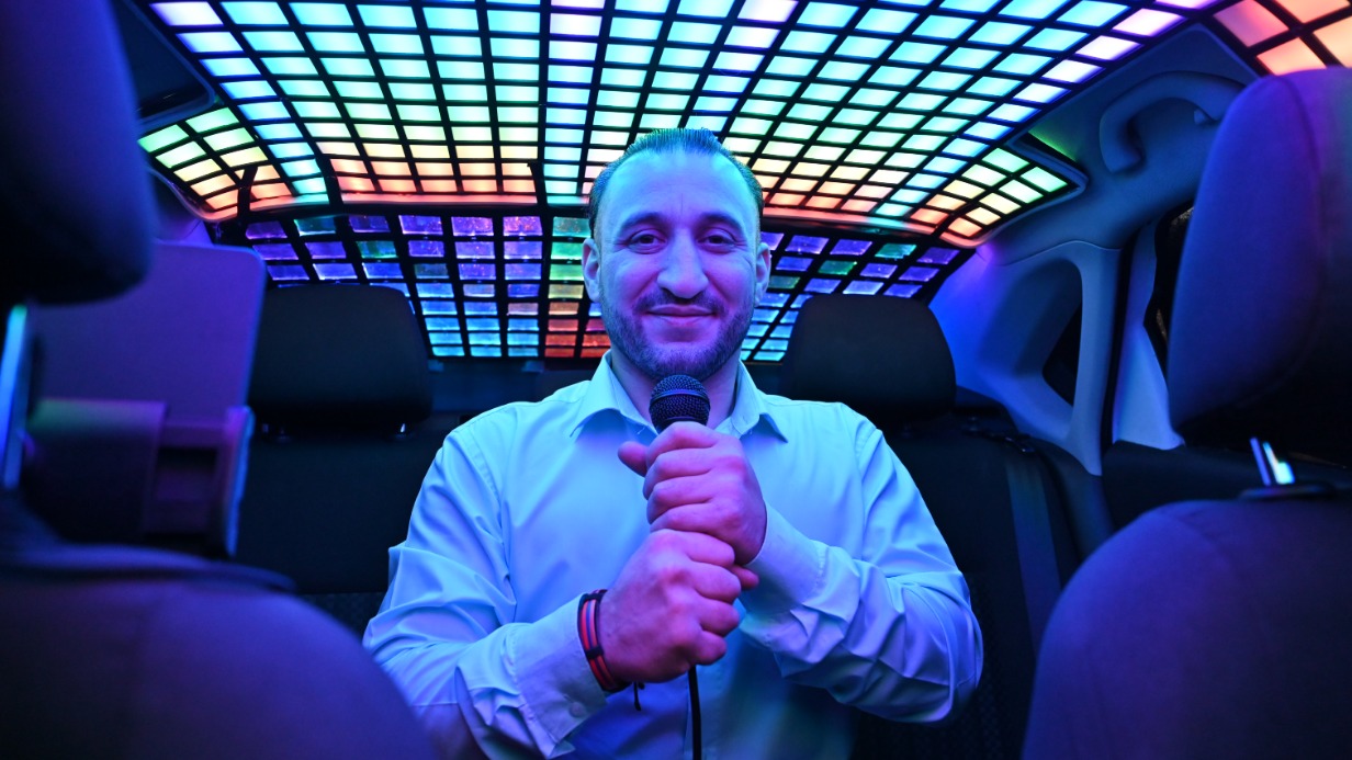 Водитель такси Артур Срапян сделал караоке-авто в стиле 90-х. Светящийся потолок машины он заказал у мастера и устанавил сам