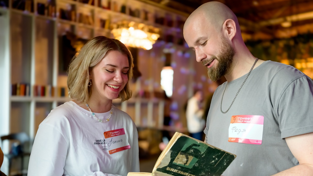 Участники вечеринки Полина Цыганкова и Федор Сенников нашли общий язык на встрече и пытаются узнать друг друга получше