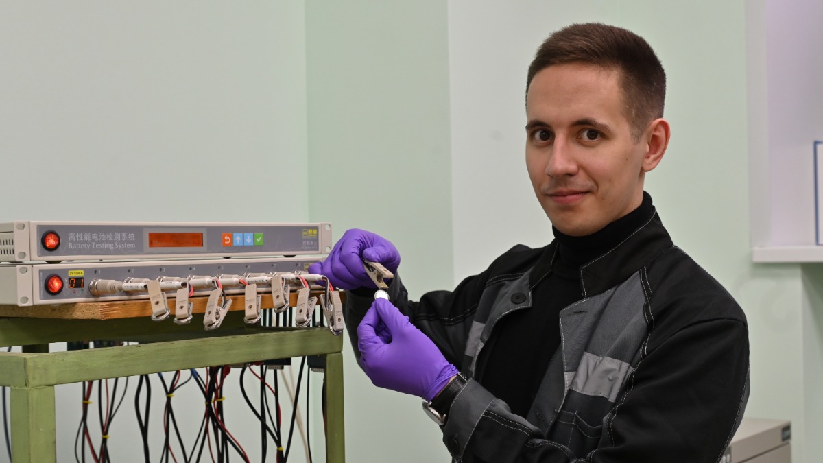В преддверии Дня инженера аспирант Дмитрий Кислов решил продемонстрировать процесс проверки передовых аккумуляторов в лаборатории Института общей и неорганической химии Российской академии наук имени Николая Курнакова