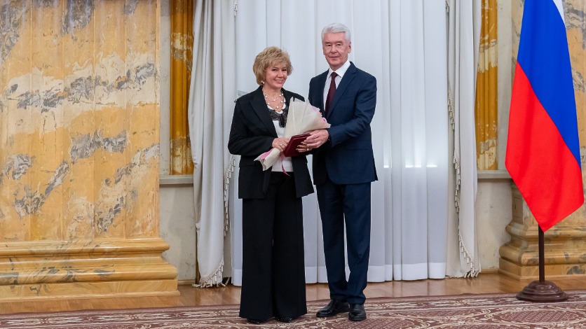 Мэр Москвы Сергей Собянин вручил награду замдиректора по клинической работе — главврачу МКНИЦ Больница 52 Инне Самсоновой. Она получила звание «Заслуженный врач Российской Федерации»