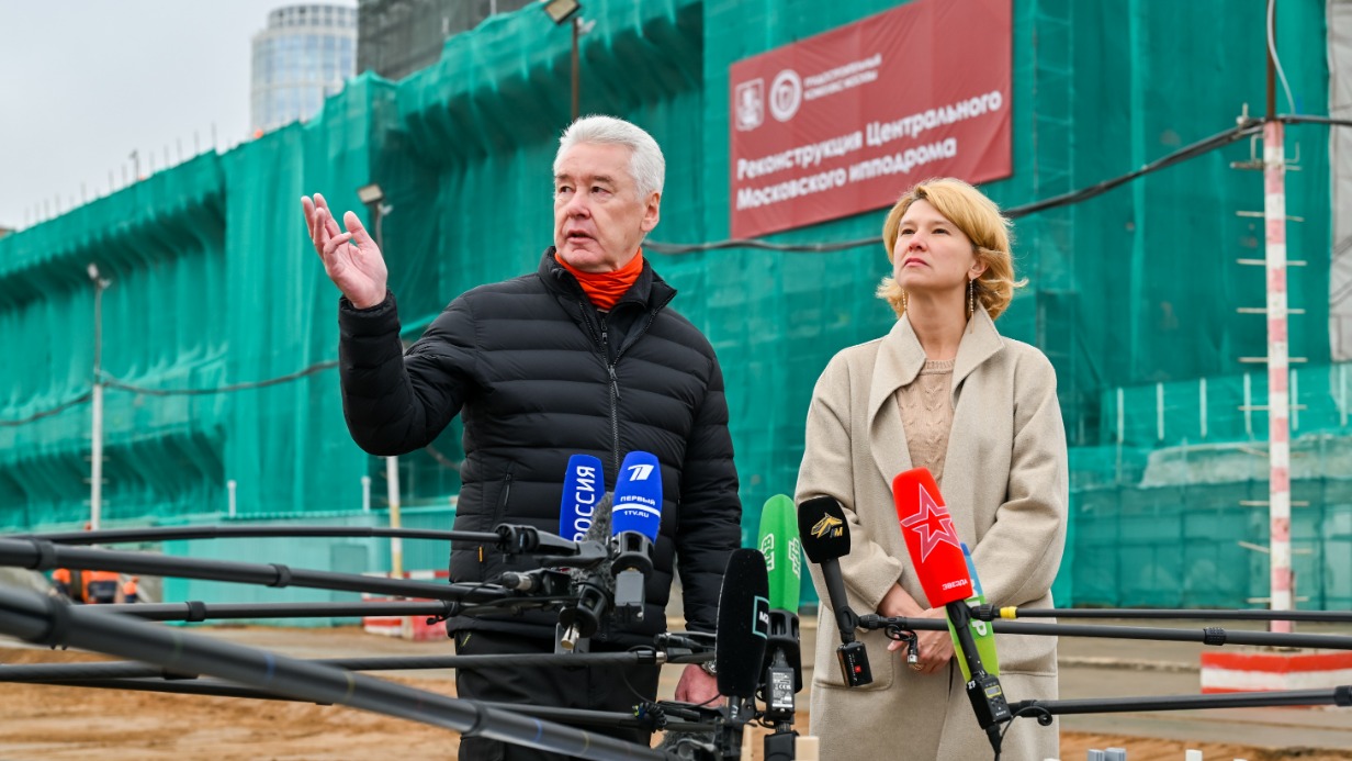 Мэр Москвы Сергей Собянин и министр сельского хозяйства РФ Оксана Лут осмотрели ход реконструкции Центрального Московского ипподрома. Здесь появится конноспортивный комплекс