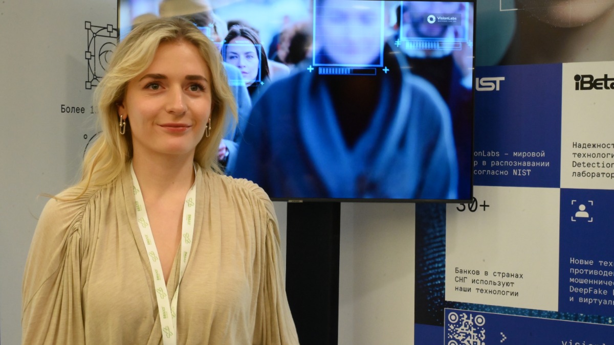 Заместитель директора департамента по развитию продуктов частной компании, специализирующейся на биометрии, Татьяна Дешкина рассказывает участникам форума «Диалог о фейках 3.0» об опасности дипфейков