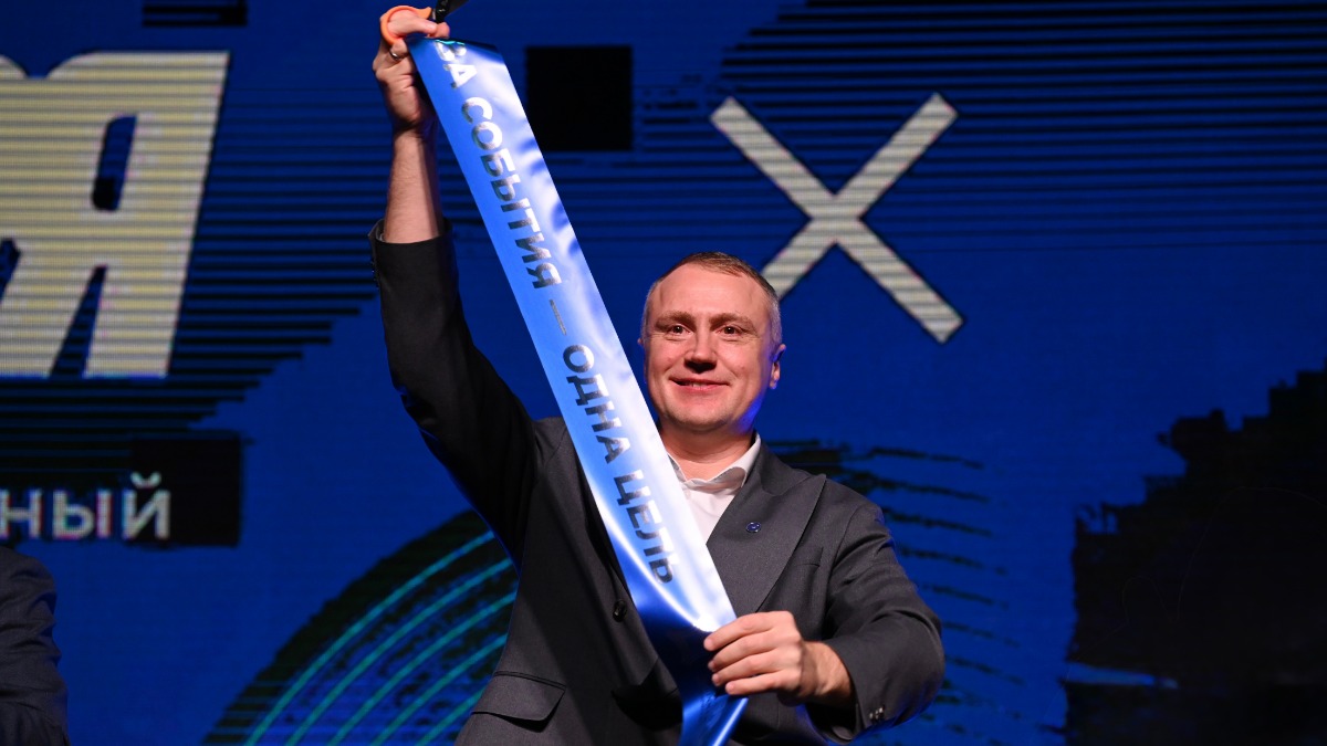 Президент Российского студенческого спортивного союза Сергей Крюков торжественно поднимает ленту, которая дает старт форуму «БУРЯ»