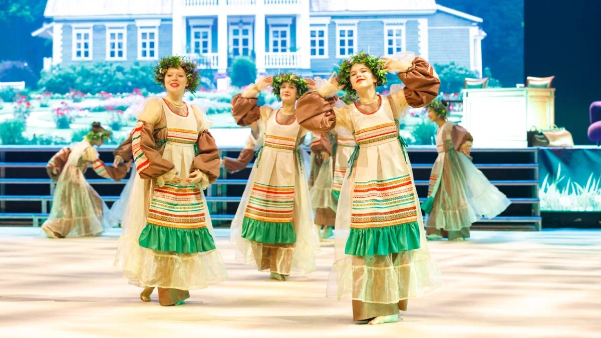 Жостовская роспись и башкирские танцы: как юные москвичи изучают традиции народов России