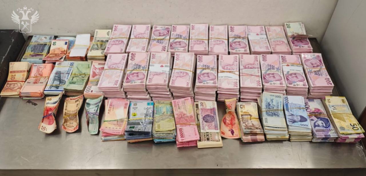 Таможенники в Шереметьеве поймали мужчину со 100 тысячами долларов