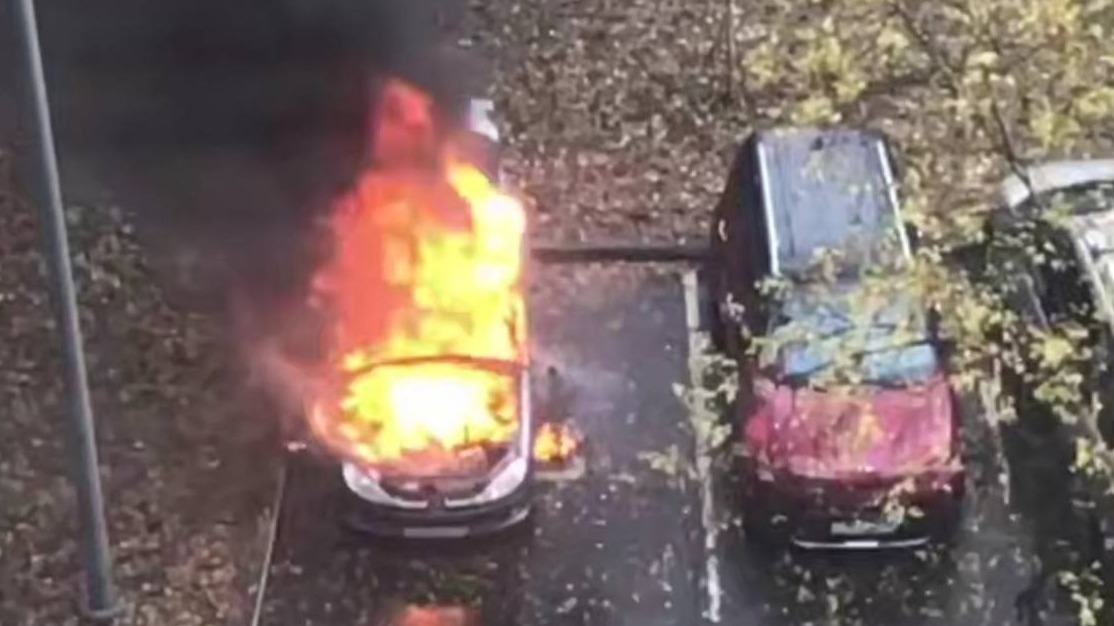 Автомобиль загорелся около жилого дома в районе Чертаново Центральное в Москве