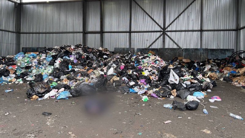 Мертвый мужчина выпал из мусоровоза при выгрузке отходов в Петербурге