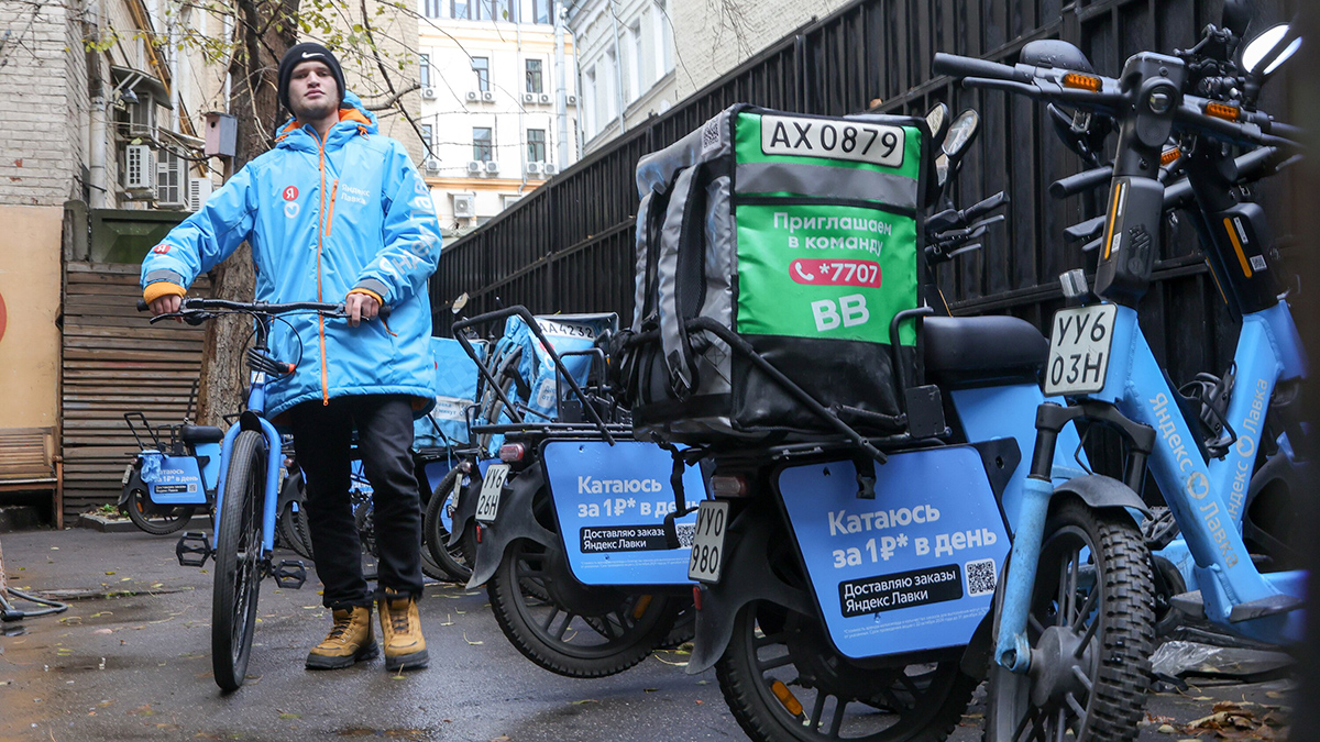 В службе доставки объяснили, откуда ребенок взялся в сумке курьера