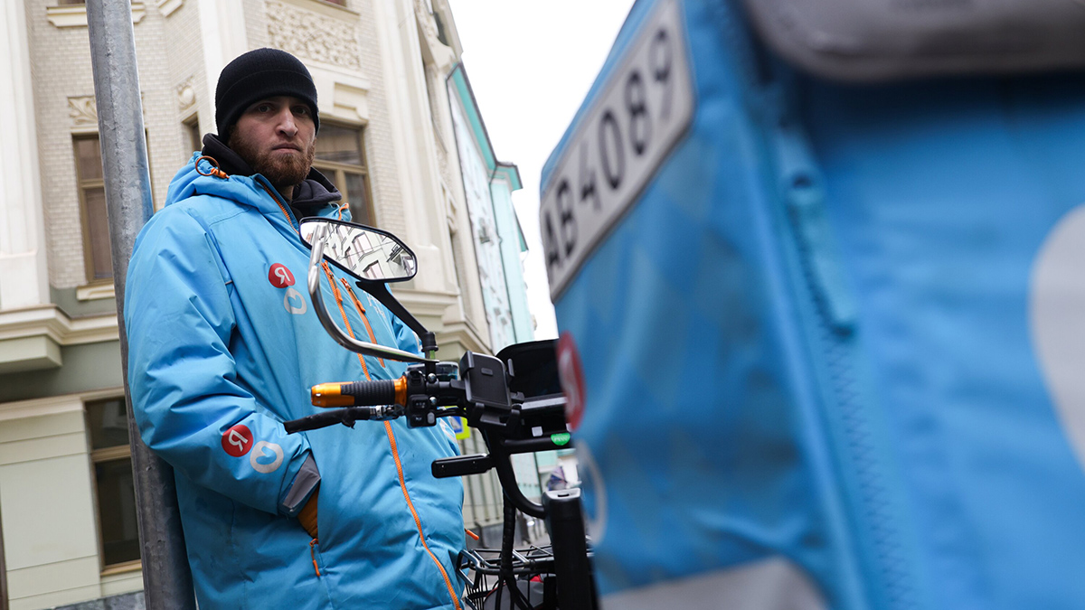 В России предложили запретить езду курьеров на оживленных тротуарах