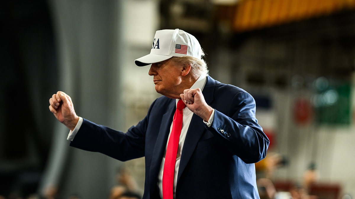 Женщину — двойника Дональда Трампа заметили на остановке в Перми